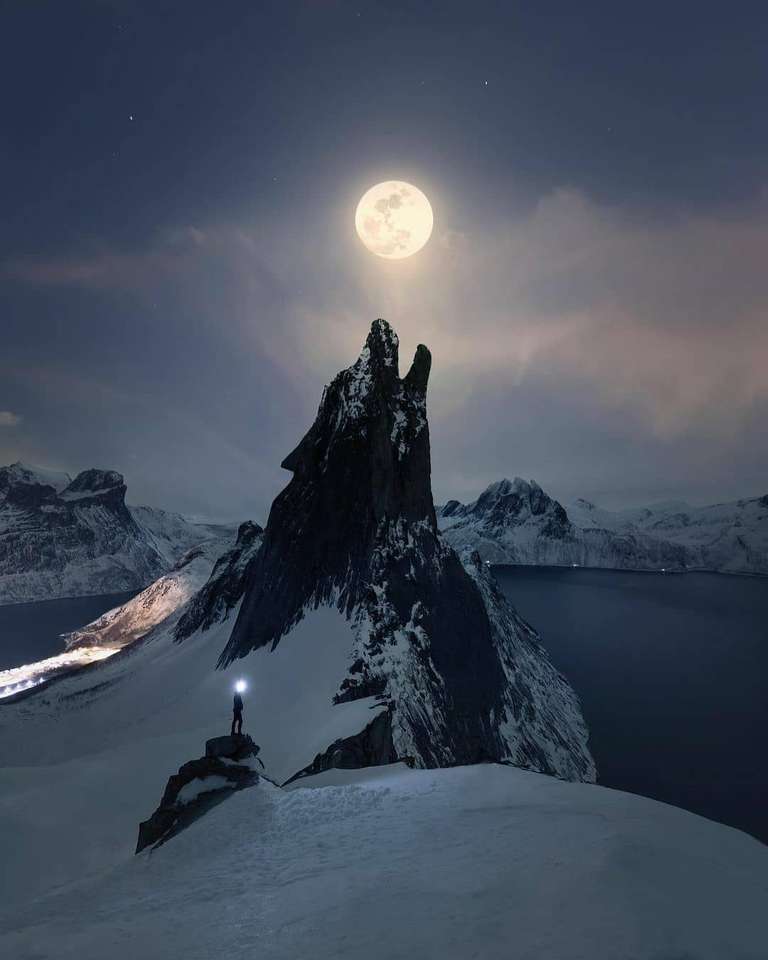 Norwegia w tle Księżyc puzzle online