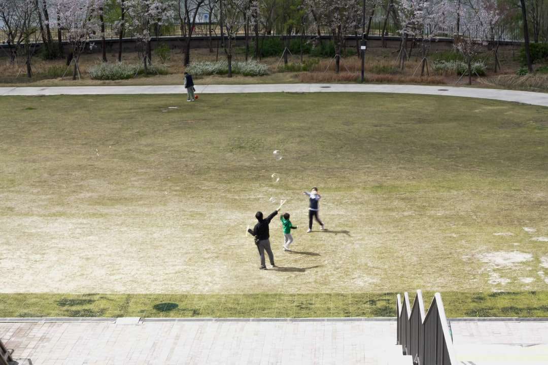 Ludzie grający w koszykówkę na polu w ciągu dnia puzzle online