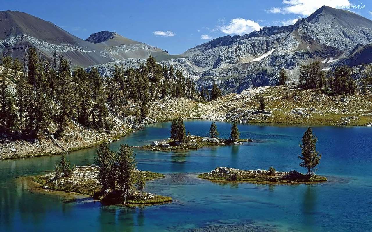 jezioro z wysepkami w górach puzzle online