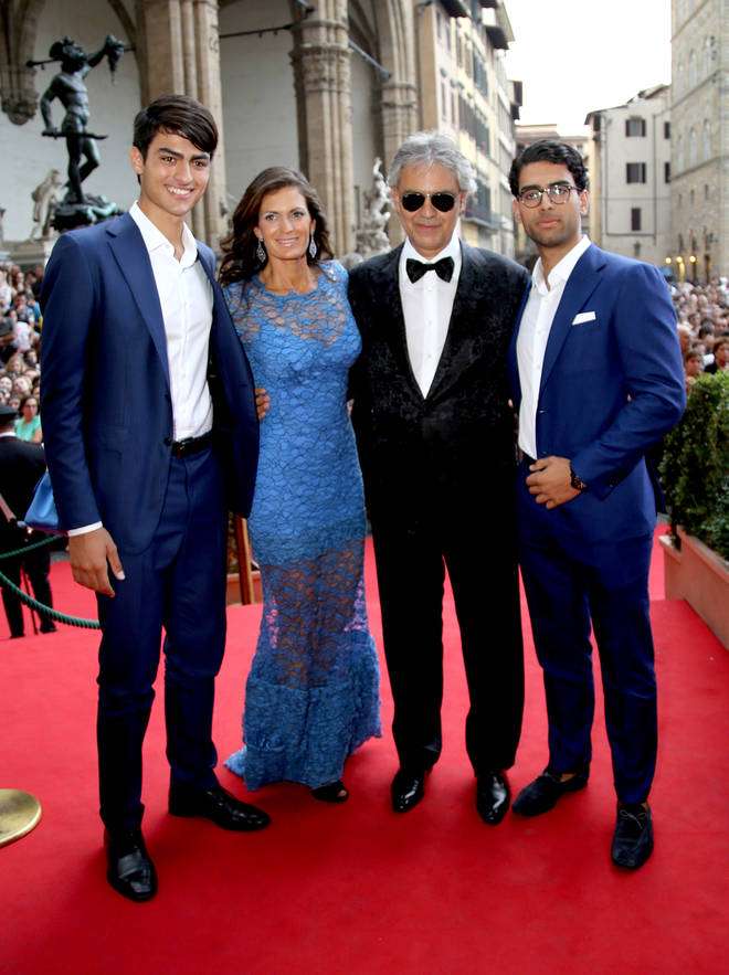 Andrea Bocelli avec sa femme et ses fils puzzle en ligne