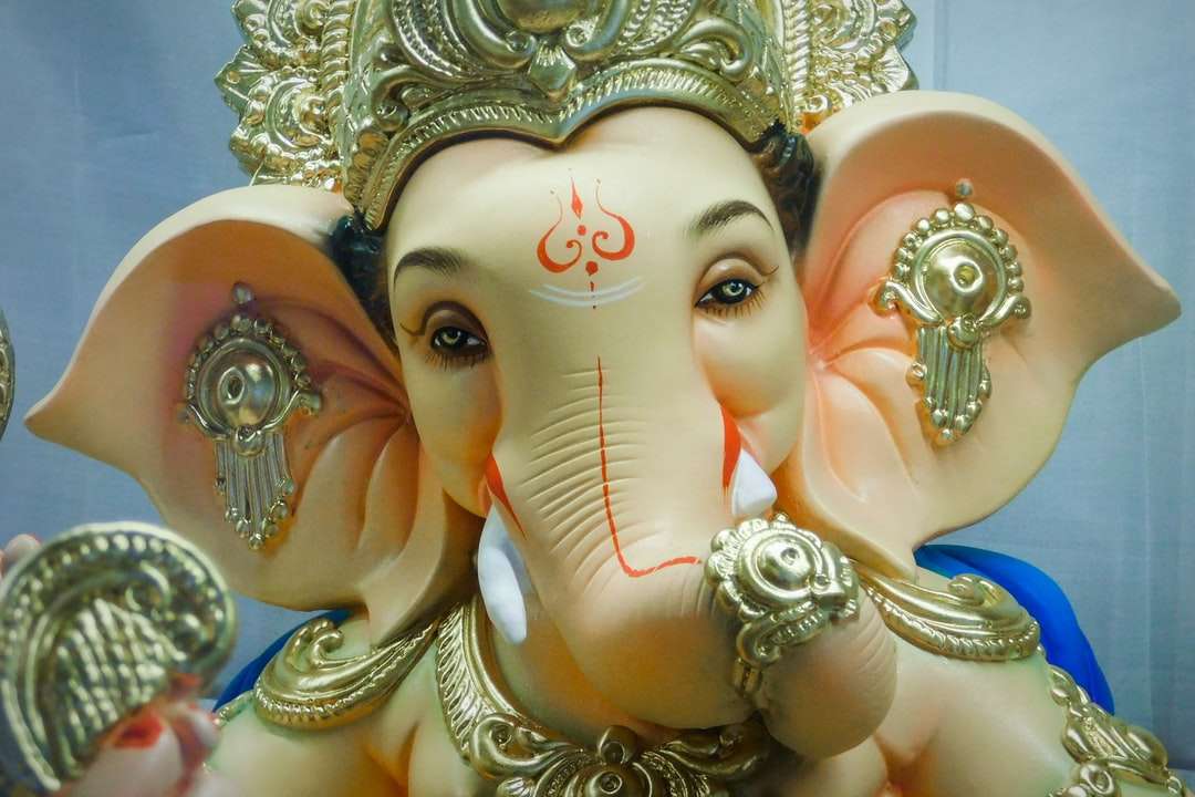 Złoto i biała figurka bóstwa hinduskiego puzzle online