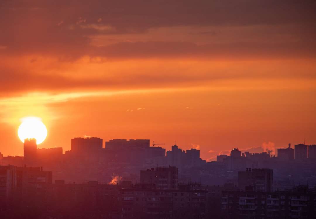 Sylwetka budynków miejskich podczas zachodu słońca puzzle online