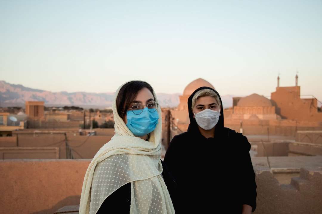 Kobieta w białym hidżab stoi obok kobiety w czarnej koszula puzzle online