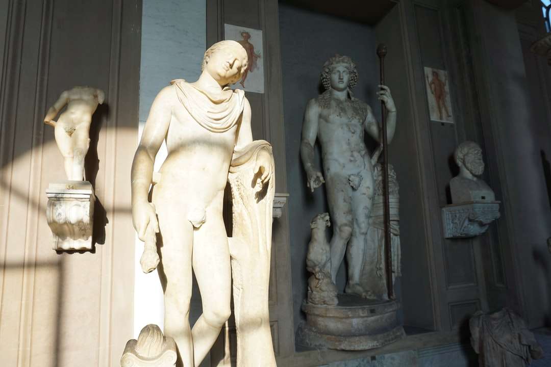 Dwa biała ceramiczna statua mężczyzna i kobieta puzzle online