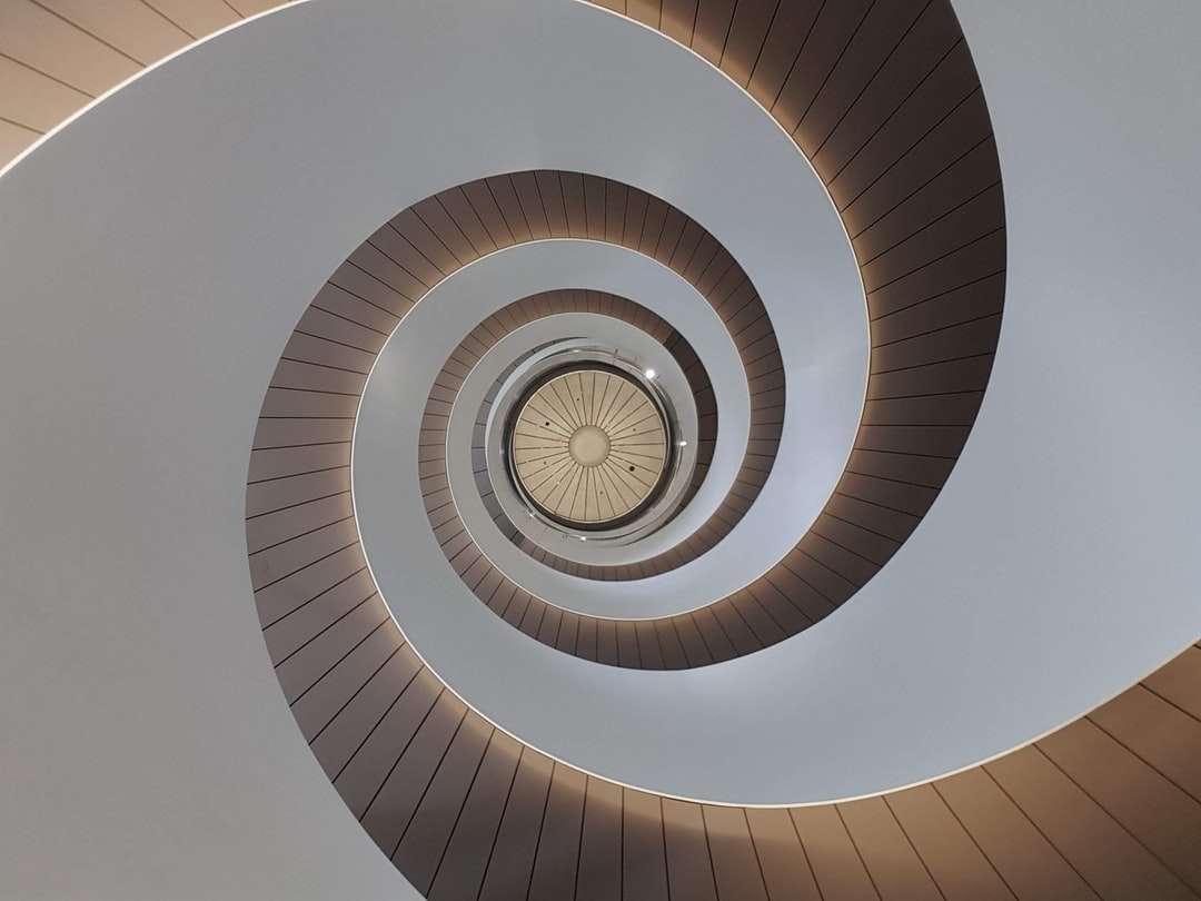 Białe spiralne schody z białym sufitem puzzle online