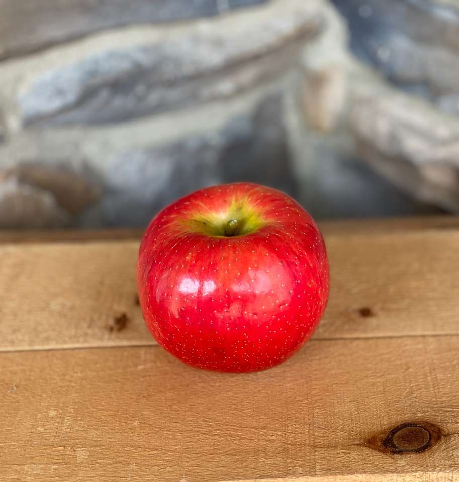 Czerwona jabłko owoc na brown drewnianym stole puzzle online