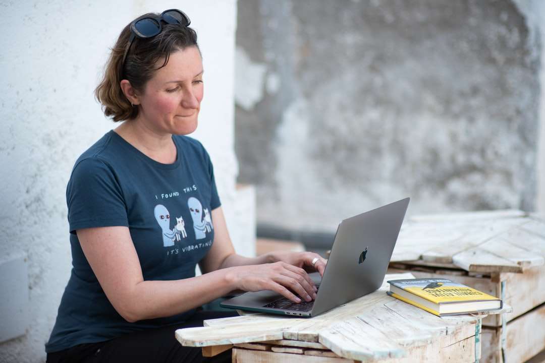 Kobieta w Blue Crew Neck T-shirt Korzystanie z Macbooka puzzle online