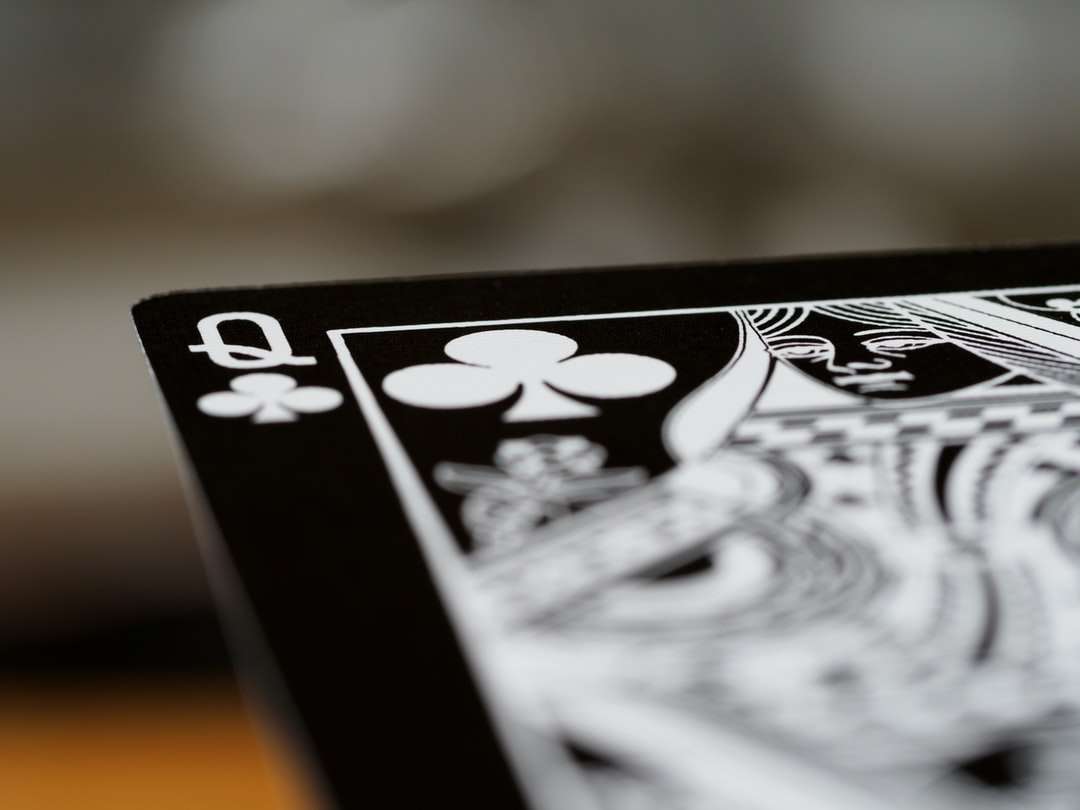Czarno-biała karta do gry puzzle online