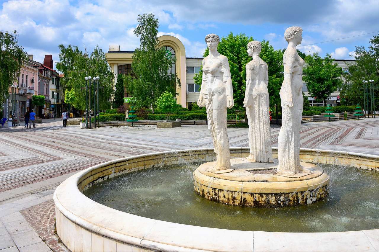 Fontanna widinowa z posągami w Bułgarii puzzle online