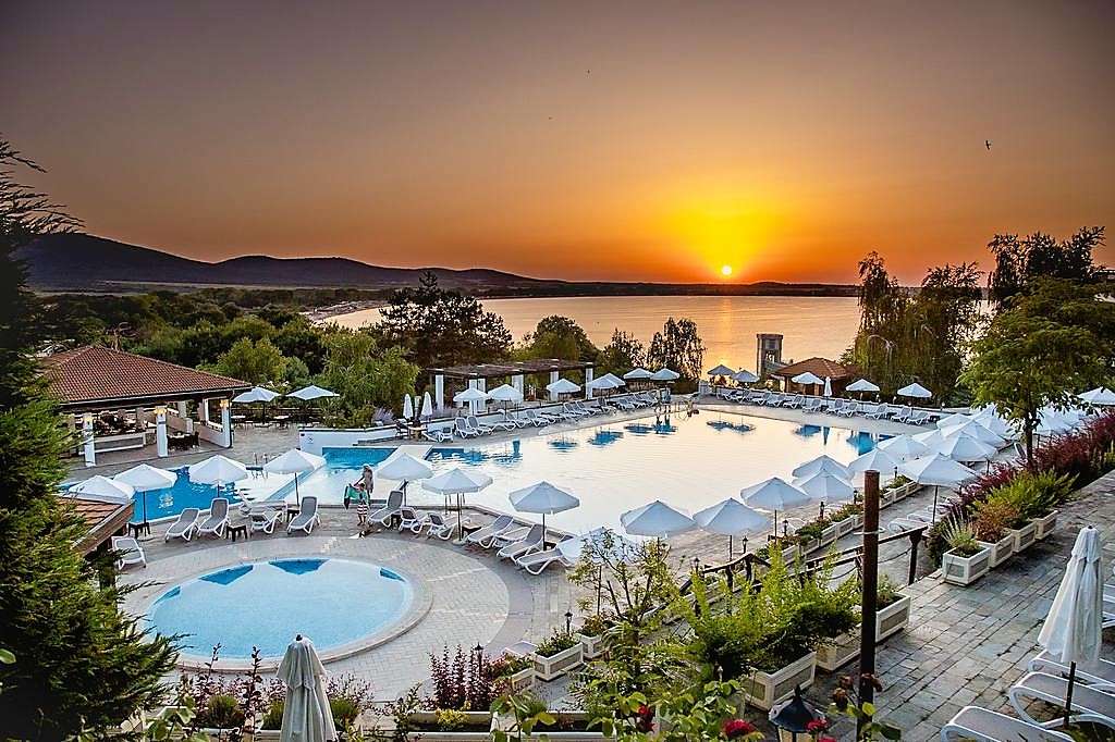 Hotel Sozopol z basenem w Bułgarii puzzle online