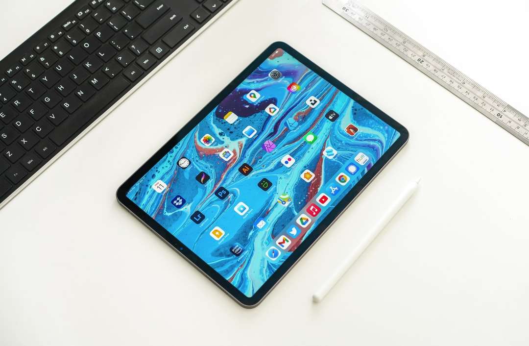 Czarny iPad na białym stole puzzle online