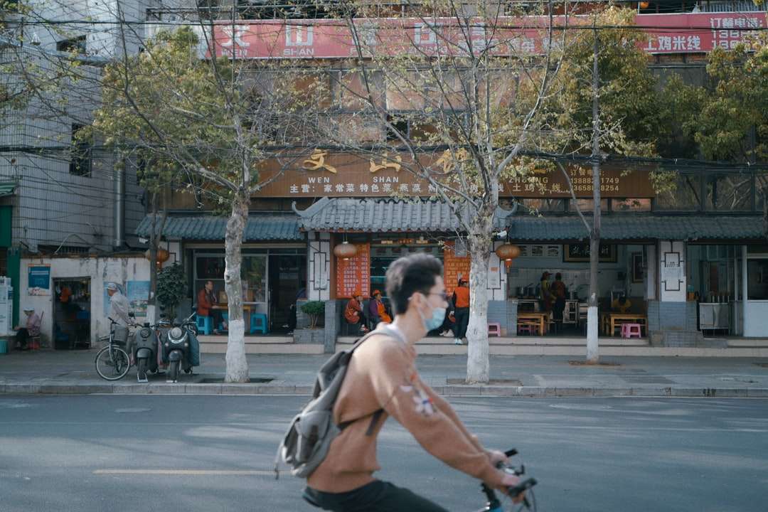 Człowiek w czarnych spodenkach jazda na rowerze na drodze w ciągu dnia puzzle online