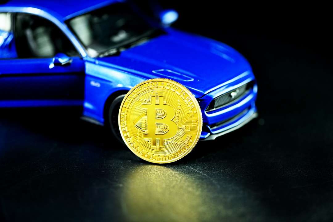 Niebieski samochód ze złotą round monetą puzzle online