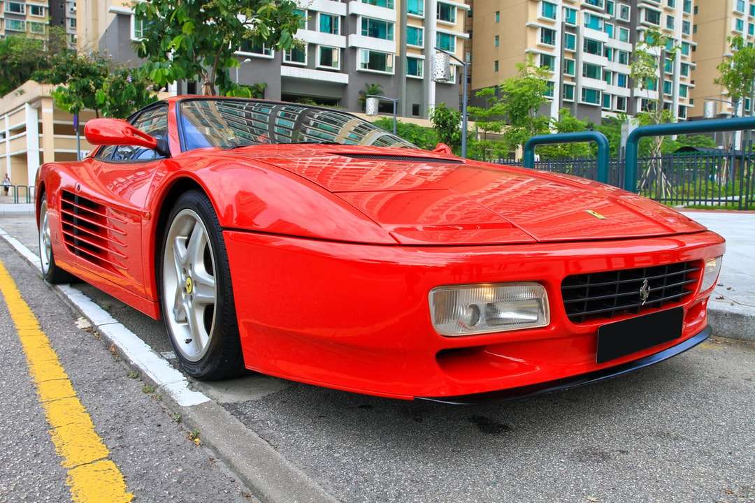 Czerwony Chevrolet Camaro zaparkowany na poboczu drogi w ciągu dnia puzzle online