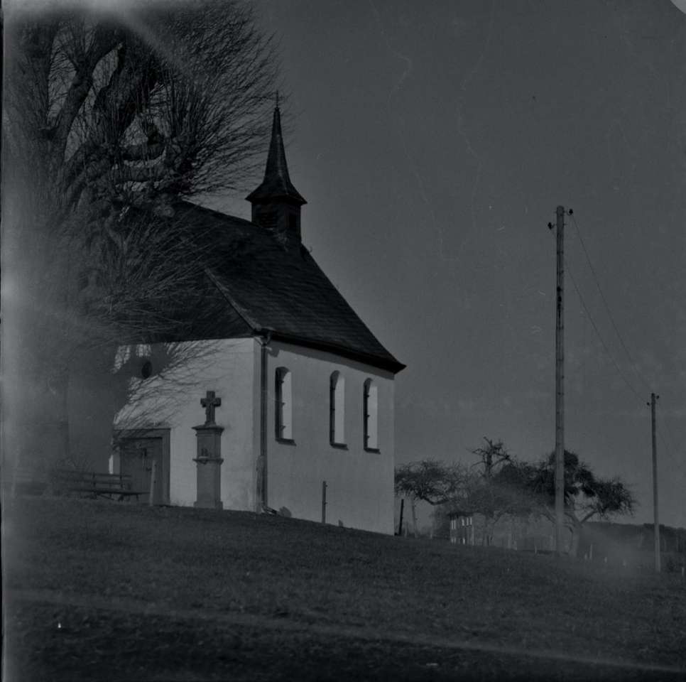 Grayscale Zdjęcie Kościół w pobliżu nagich drzew puzzle online