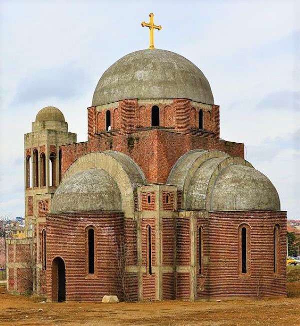Stary kościół Pristiny w Kosowie puzzle online