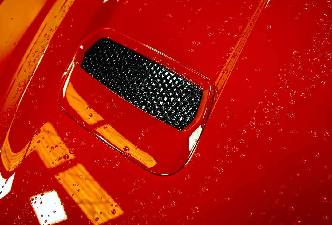 Czerwony samochód z żółtymi światłami puzzle online