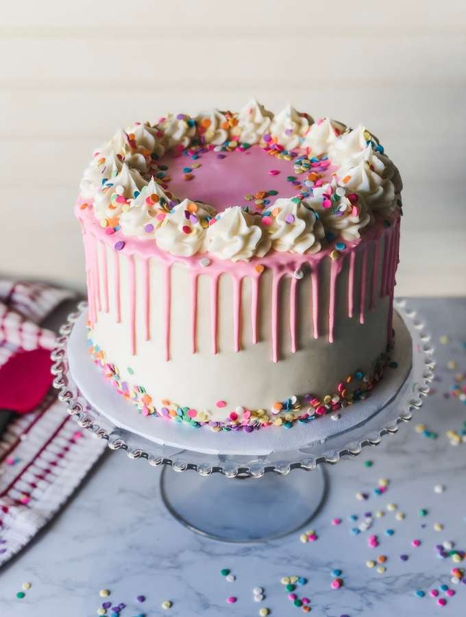 Biało- różowy tort puzzle online