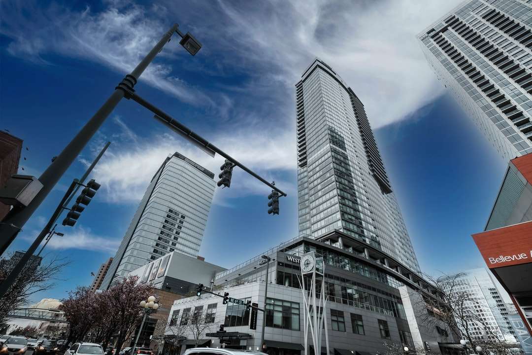 Biały i czarny betonowy budynek pod błękitnym niebem puzzle online