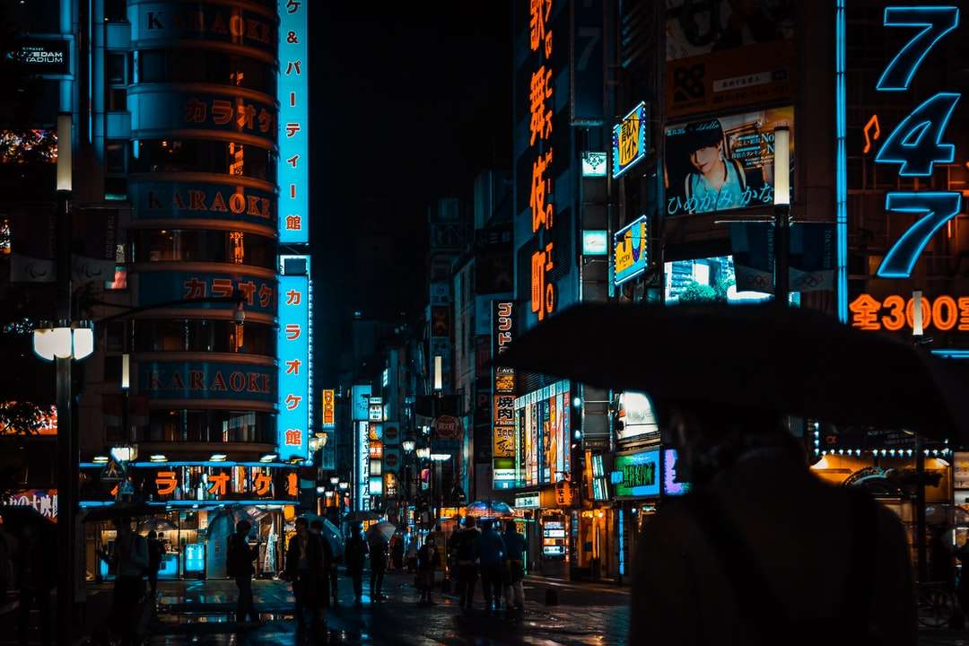 Ludzie chodzą po ulicy w nocy puzzle online