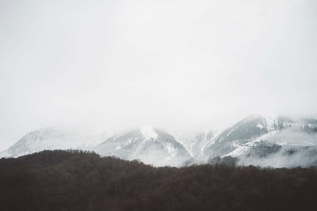 Śnieg pokryte górami w ciągu dnia puzzle online