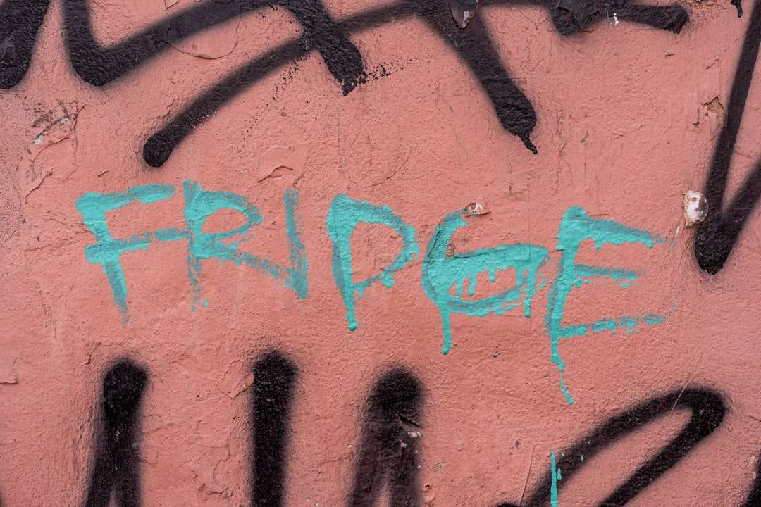 Niebieskie i czarne graffiti na ścianie puzzle online