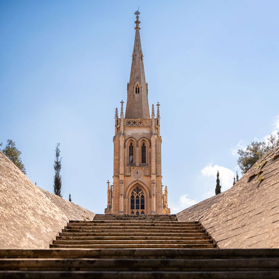 Brown betonowy kościół pod błękitnym niebem podczas dnia puzzle online