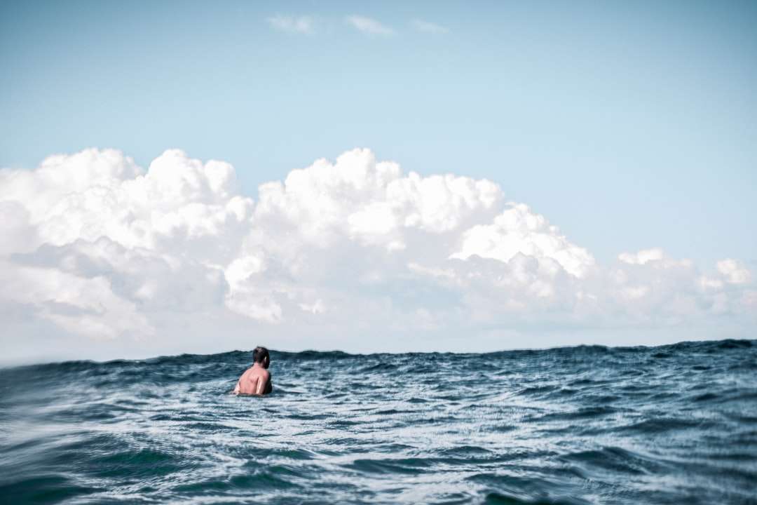 Kobieta w błękitnym bikini na ciele wody puzzle online