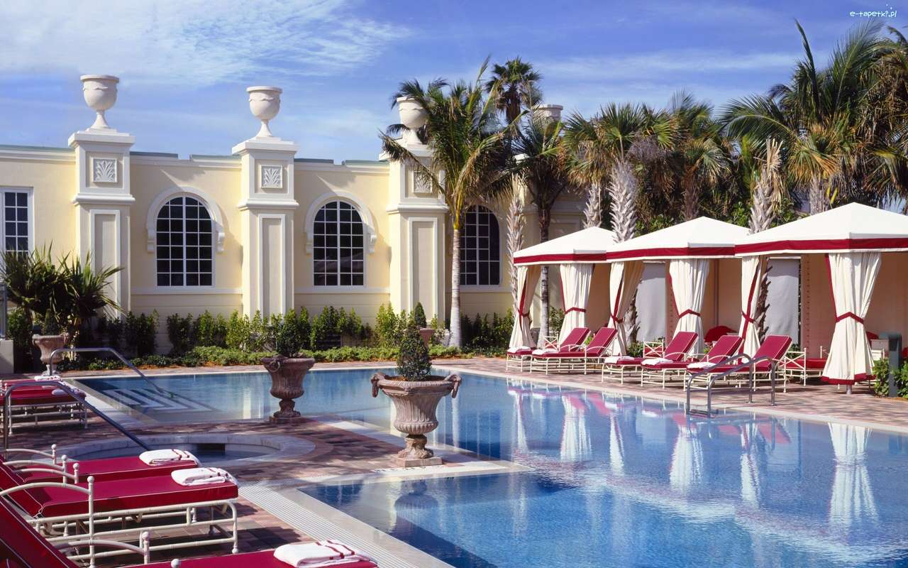 Um hotel de luxo com uma piscina quebra-cabeça