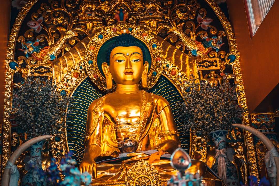 Złota statua Buddy z niebieskim i złotym tłem puzzle online