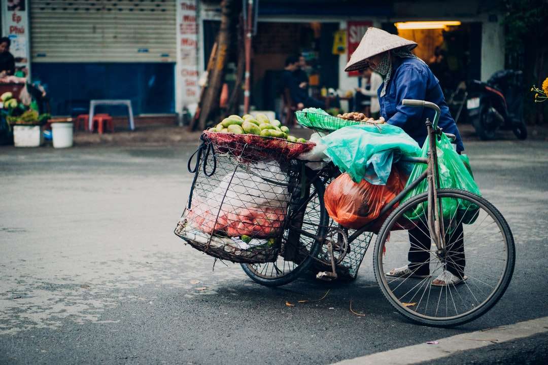 Osoba w zielonej kurtce jazda na rowerze z warzyw puzzle online