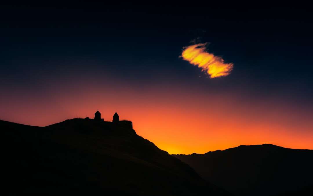 Sylwetka góry podczas zachodu słońca puzzle online