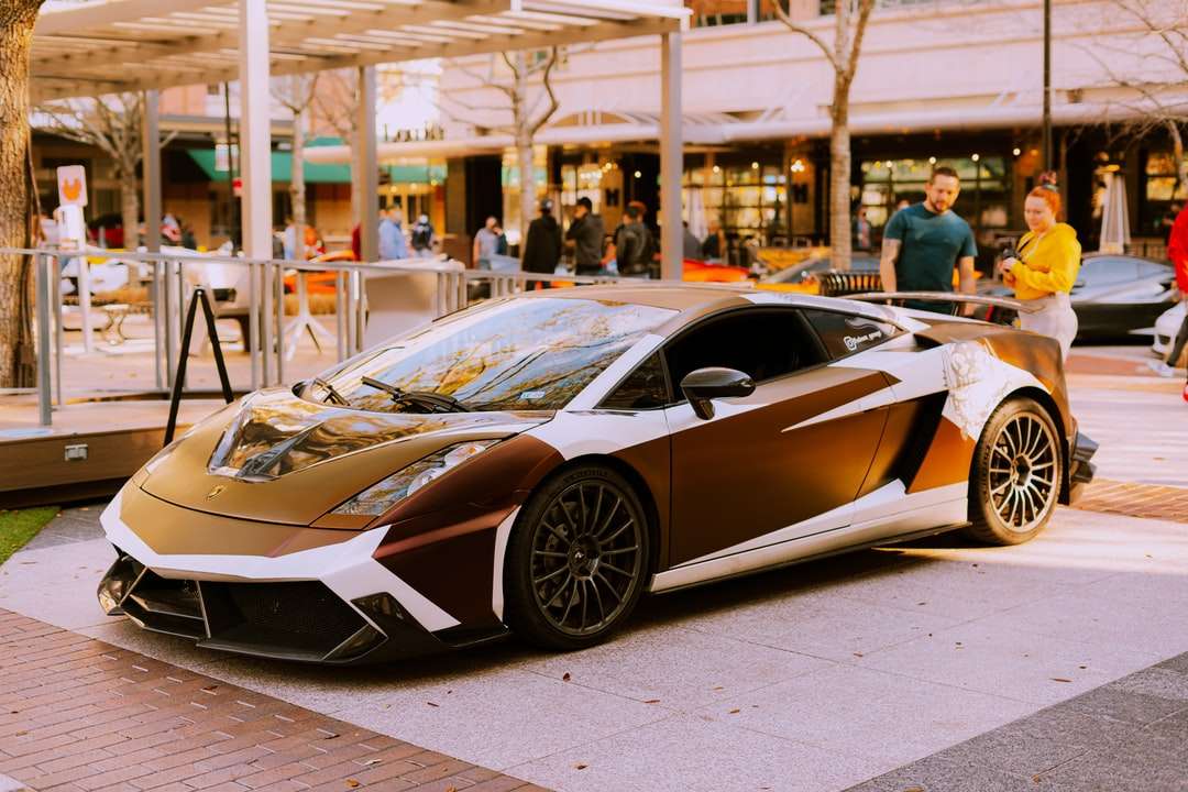 Czarny Lamborghini Aventador zaparkowany na ulicy w ciągu dnia puzzle online
