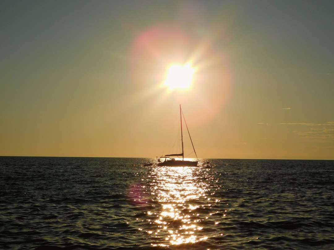 Biała żaglowa łódź na morzu podczas dnia puzzle online