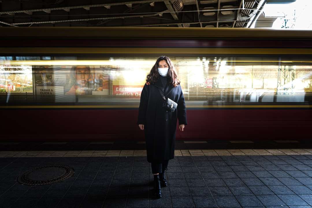 Kobieta w czarnym długich rękawach stoi na dworzec kolejowy puzzle online