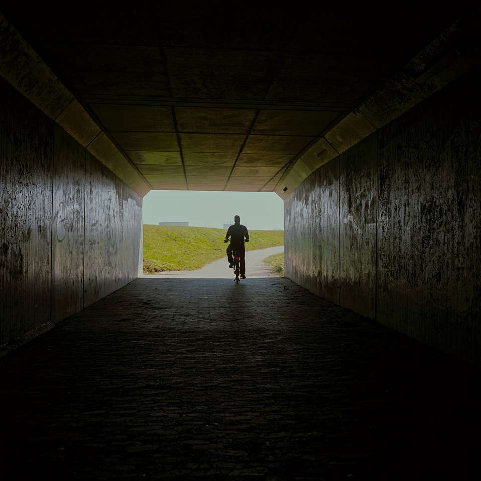 Człowiek w czarnej kurtce spaceru na tunelu puzzle online