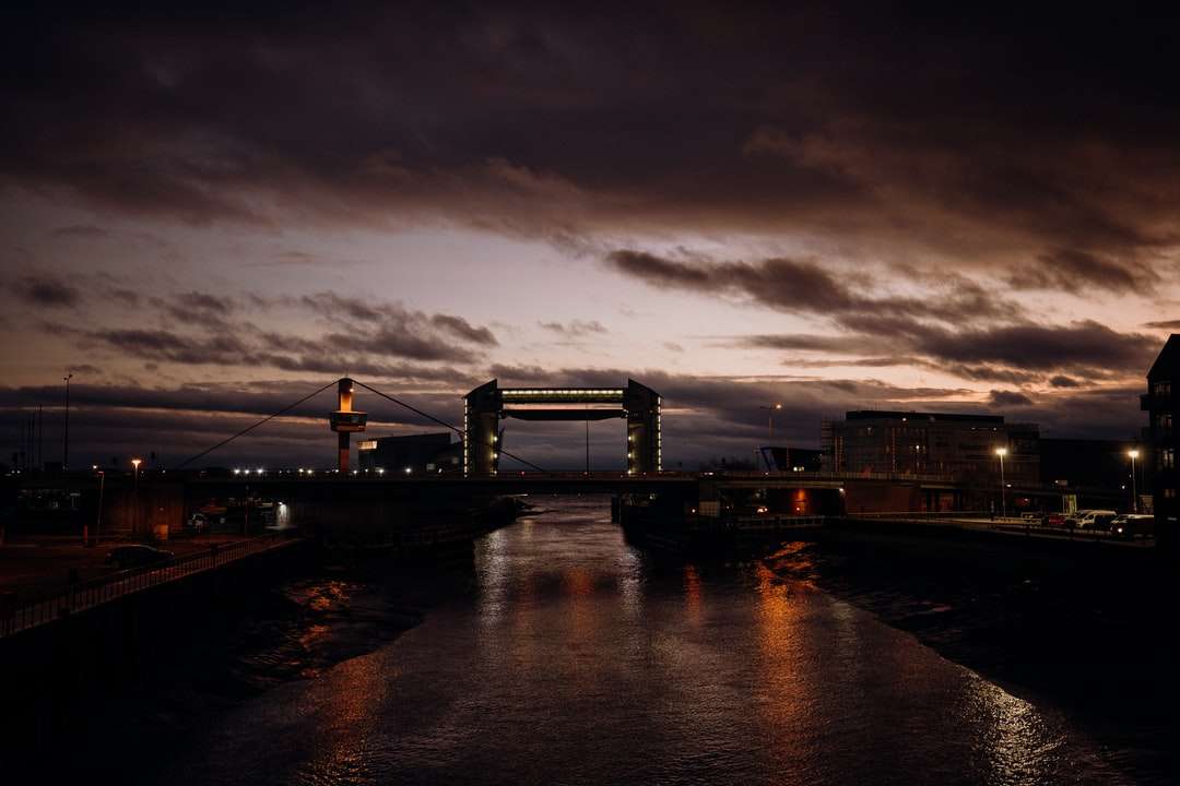 Most nad wodą w nocy puzzle online