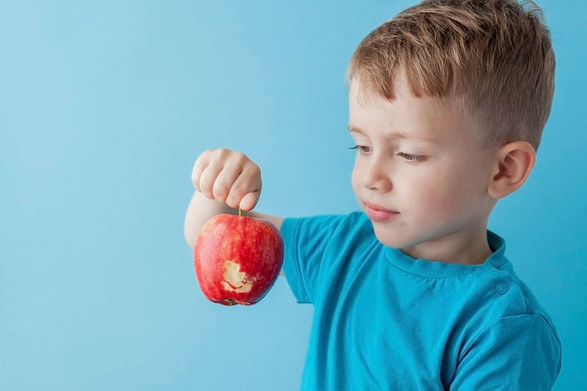 Chłopiec i jabłko puzzle online