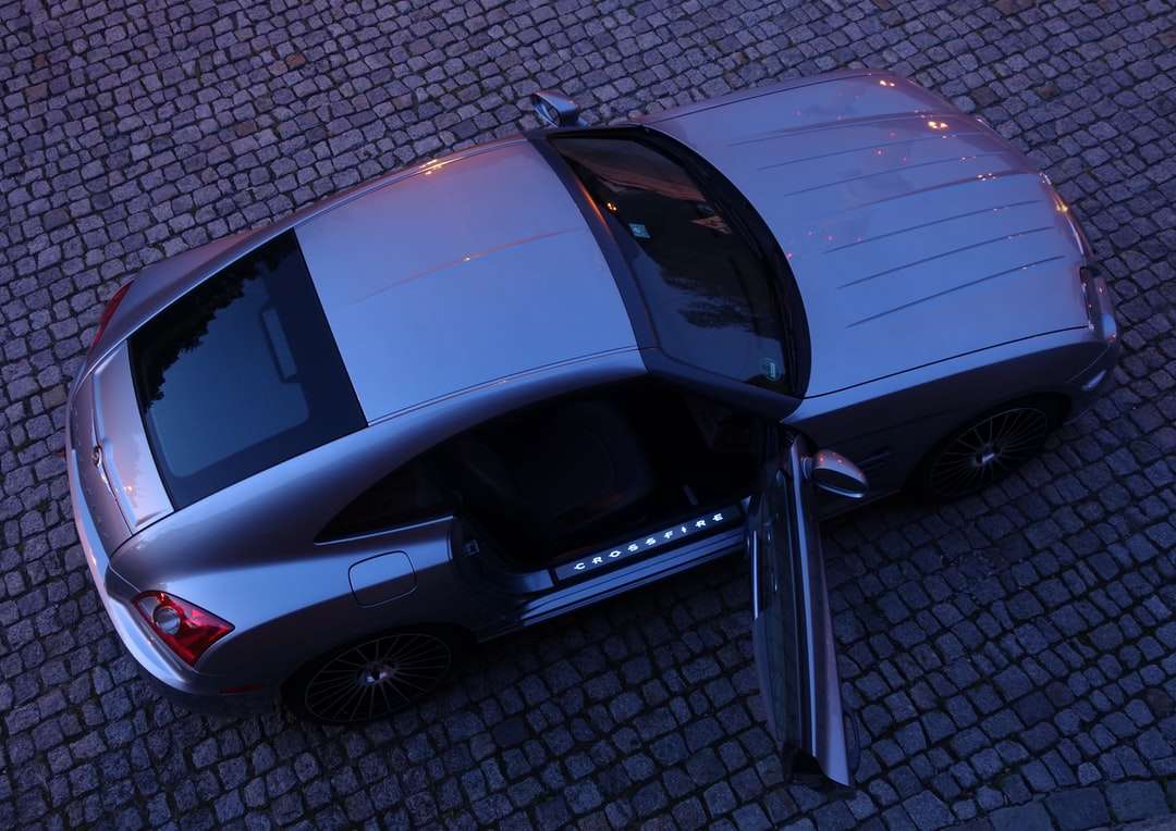 Czarny samochód zaparkowany na szarym chodniku puzzle online
