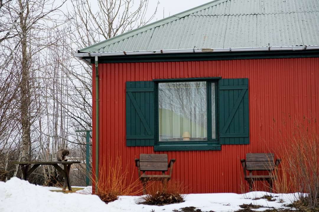 Czerwony i biały drewniany dom na śniegu pokryte ziemią puzzle online