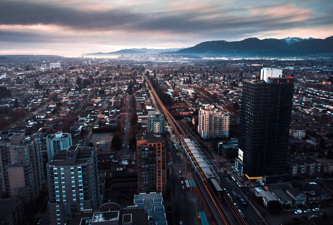 Widok z lotu ptaka budynków miejskich w ciągu dnia puzzle online
