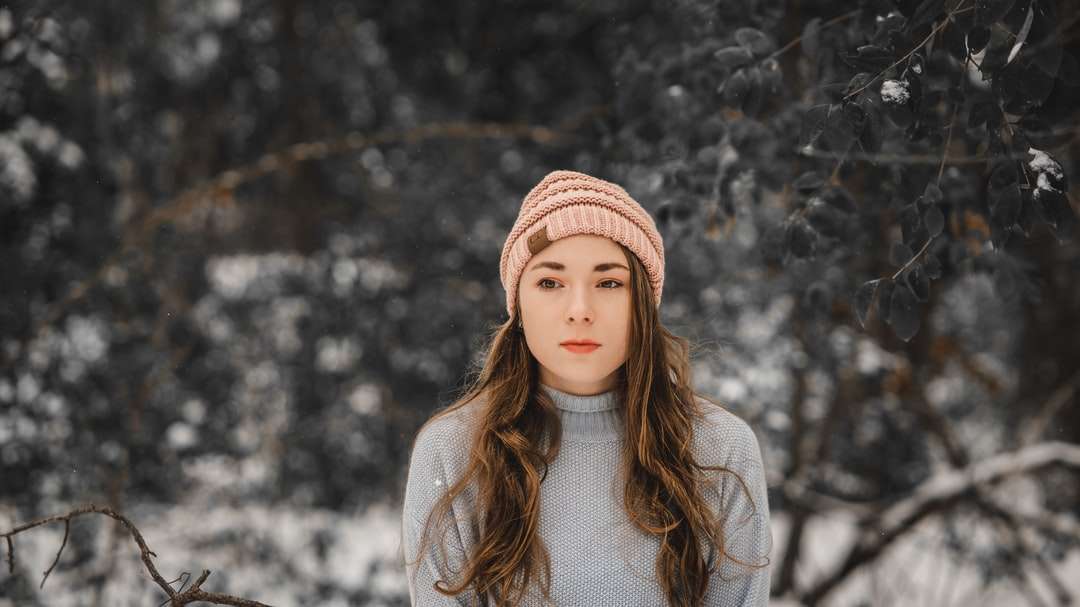 Dziewczyna w białym Turtleneck sweter i brązowa dzianina czapka puzzle online