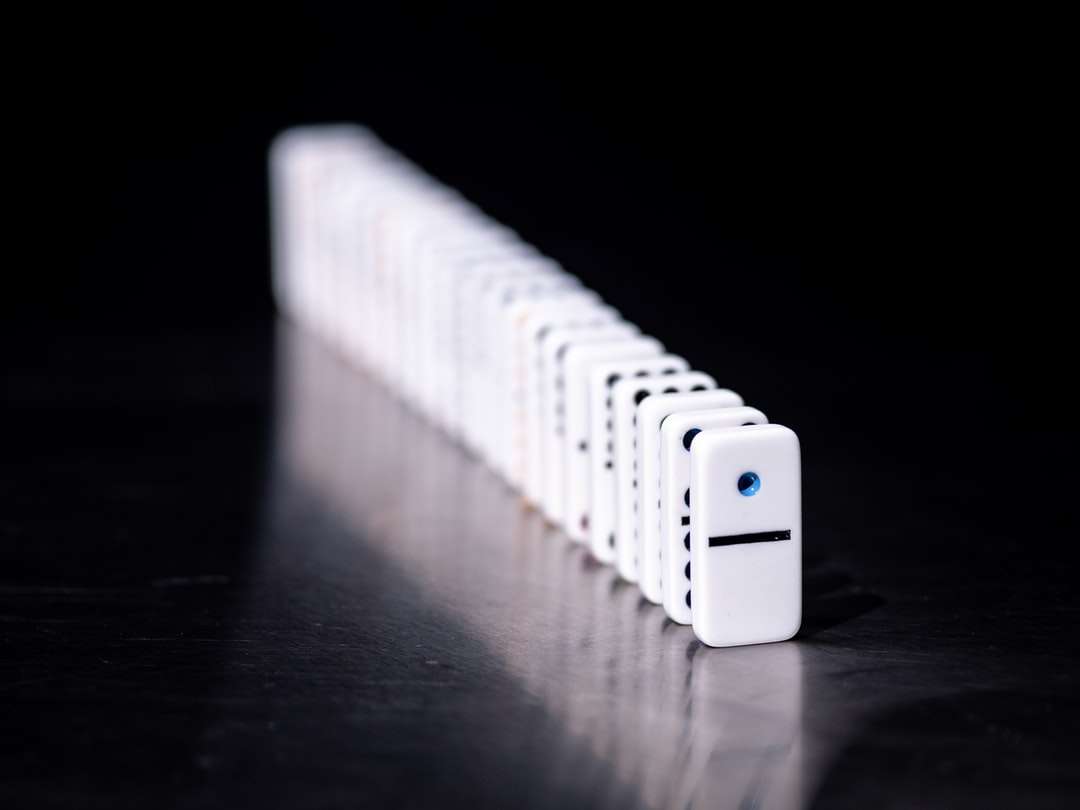 Biały iPhone 4s na brązowym drewnianym stole puzzle online