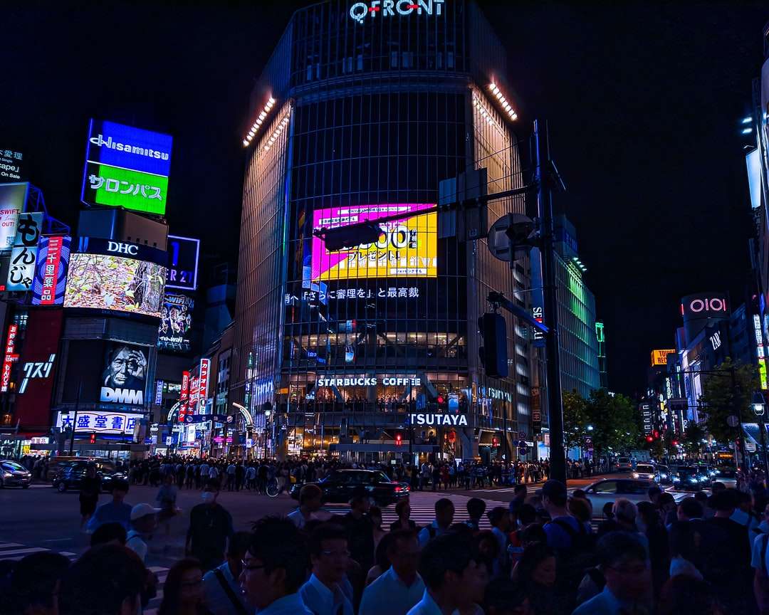 Ludzie chodzą po ulicy podczas nocy puzzle online