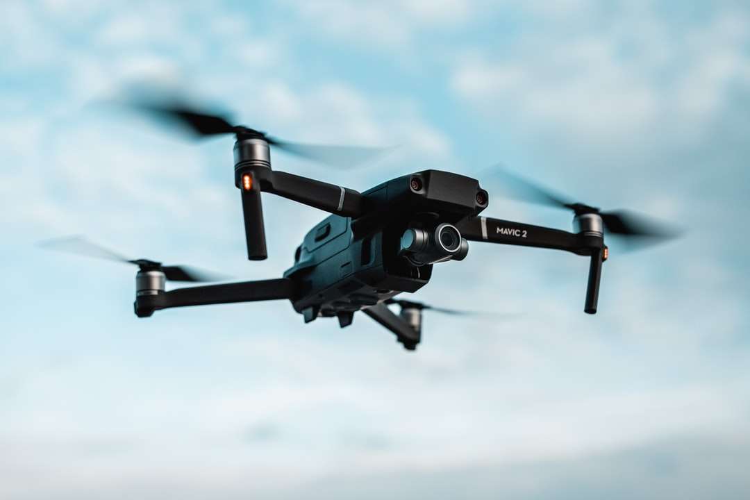 Czarny dron latający w środkowym powietrzu puzzle online