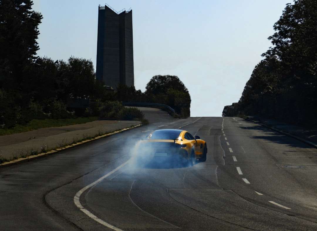 Żółty i czarny samochód sportowy na drodze w ciągu dnia puzzle online