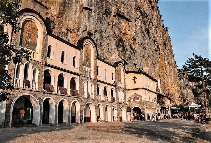Klasztor Ostrog w Czarnogórze puzzle online