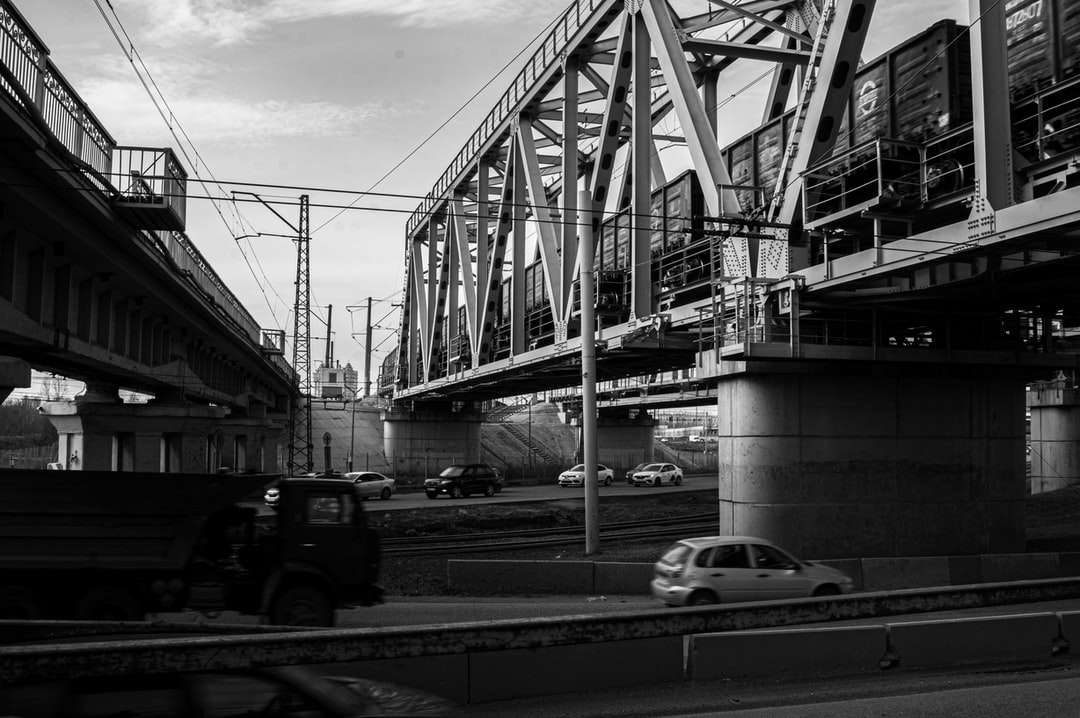 Skala szarości fotografia samochodów na drodze pod mostem puzzle online