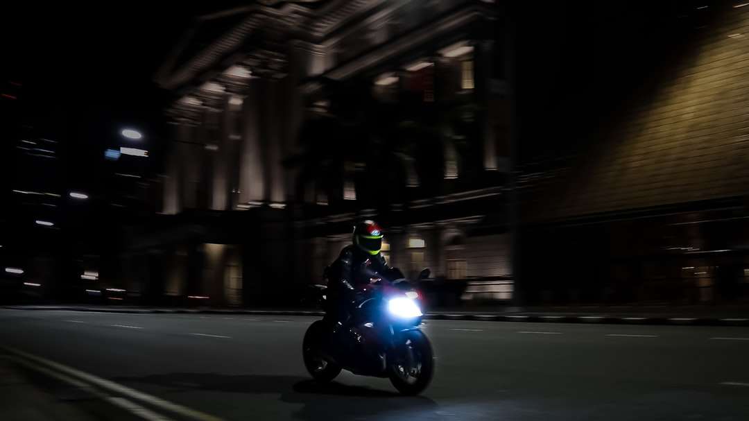 Mężczyzna jedzie motocykl na drodze w nocy puzzle online