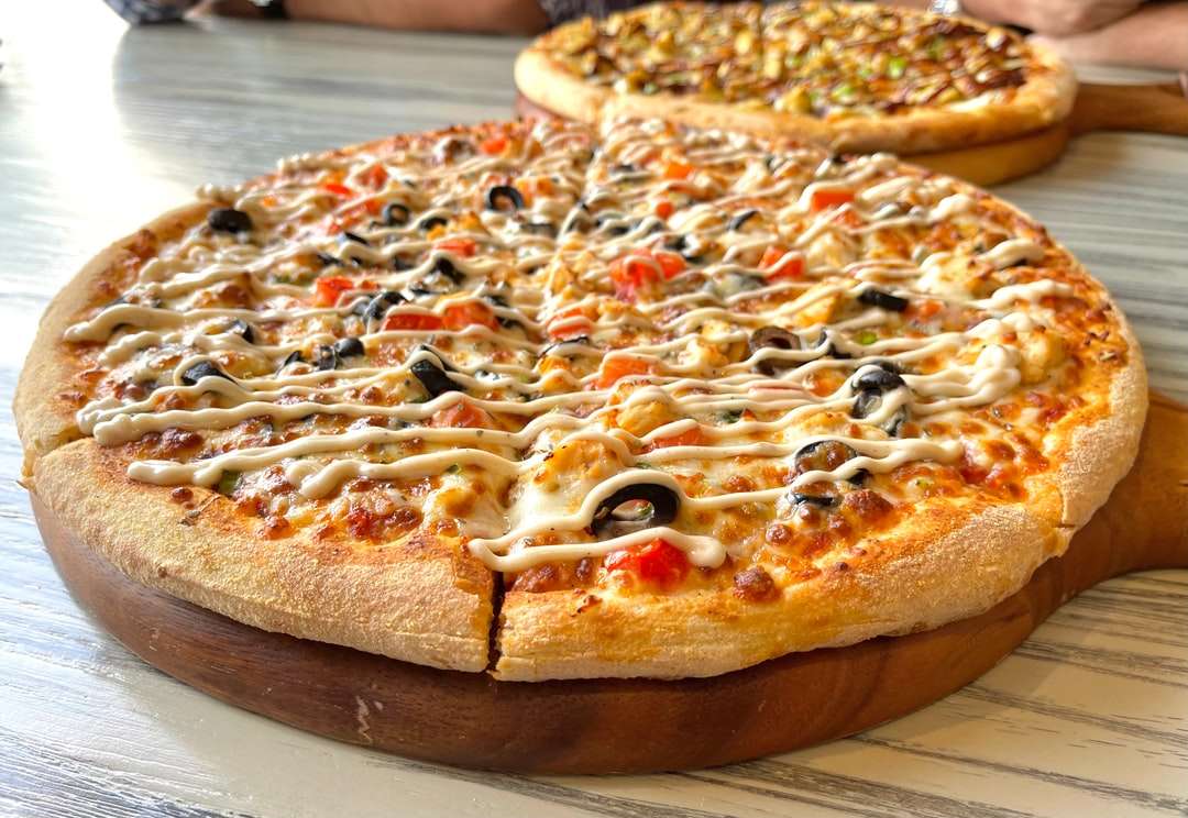 Pizza z pepperoni i serem puzzle online